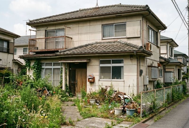 空き家の残置物や解体前の現況を確認する様子