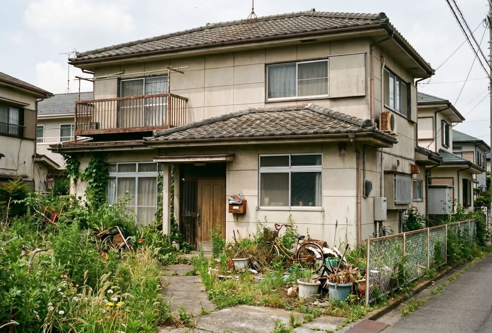 不用品や家財が残されたまま放置された空き家